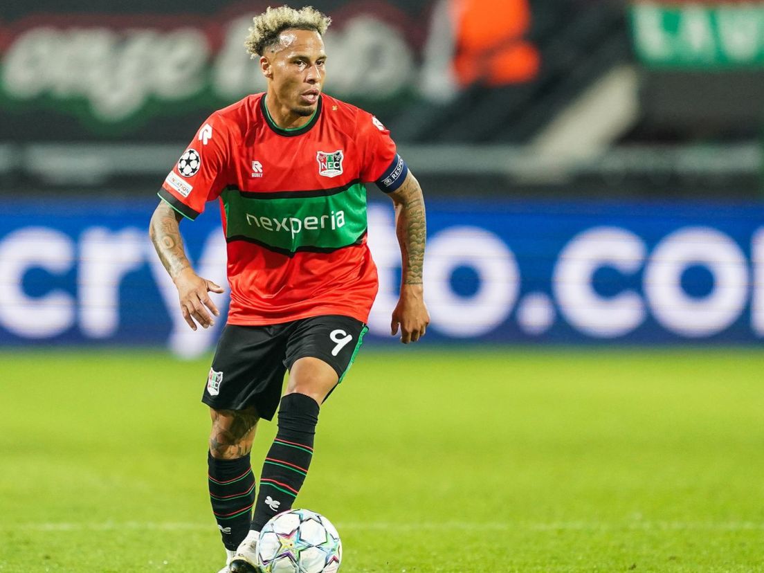 Tjaronn Chery aan de bal