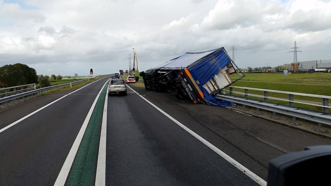 Vrachtwagen kantelt op N50 bij Kampen