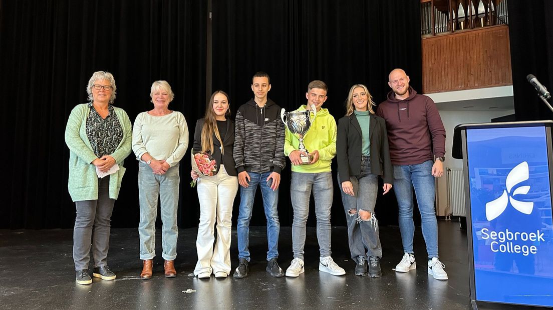 Winnaars en docenten met de wisselbeker