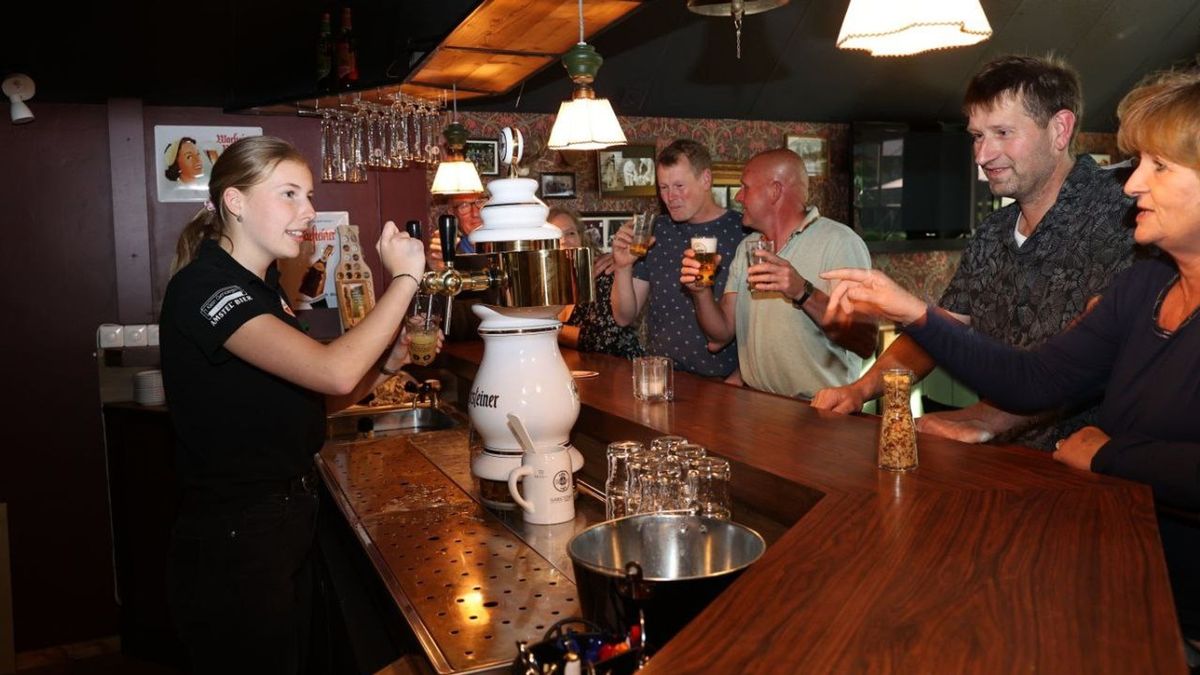 Vrijwilligers proosten op zelf verbouwd dorpscentrum Eexterveen