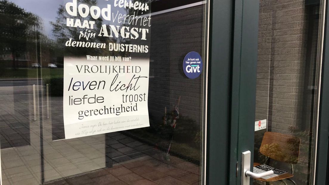 De poster op de deur van de Baptistenkerk (Rechten: RTV Drenthe)