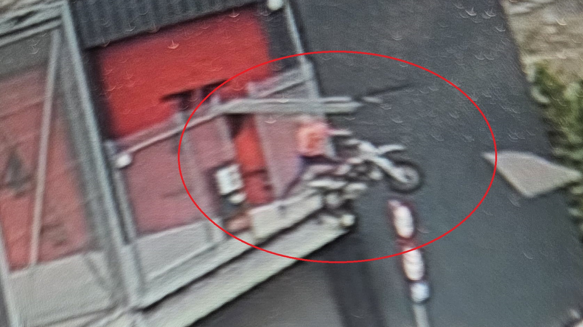 VIDEO: Oppas laat Alex (8) zonder helm op crossmotor rijden en dan gaat het vreselijk mis