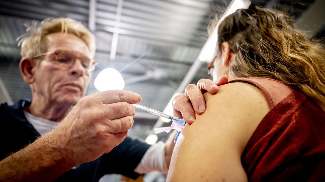 Een vrouw krijgt een coronavaccinatie