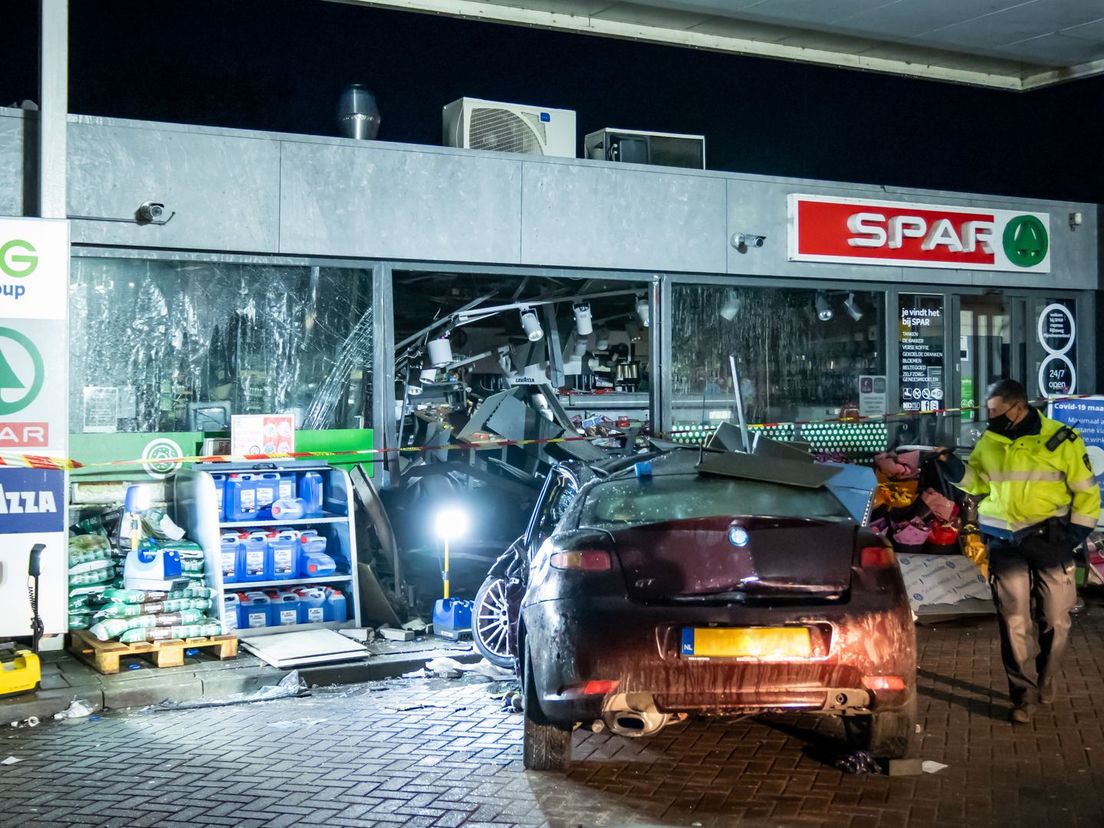 De ravage die de automobilist bij het tankstation op de A29 in Mijnsheerenland heeft gemaakt is duidelijk te zien