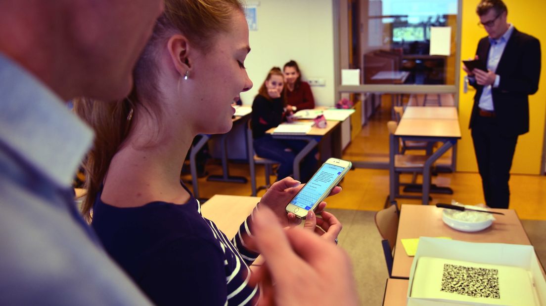 Leerlingen van het Beatrix College kregen dinsdag een taart van het Ministerie van Financiën