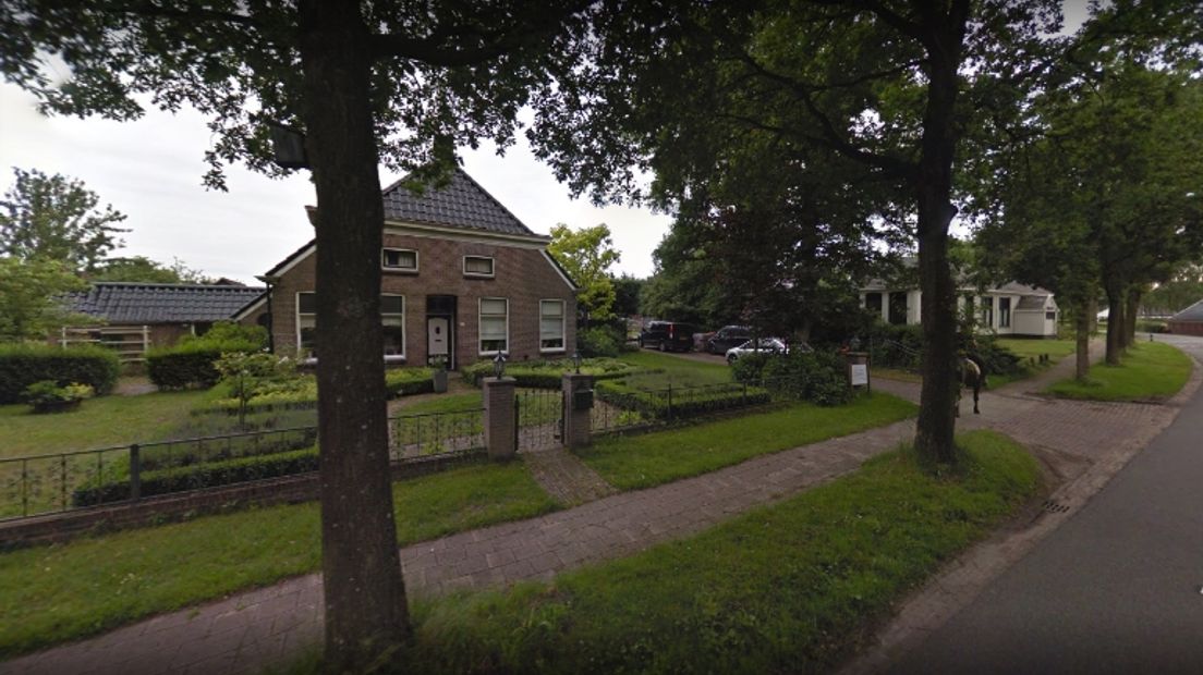 Het pand van Wiebing, met daarnaast (in het wit) het voormalige dorpshuis (Rechten: Google Streetview)