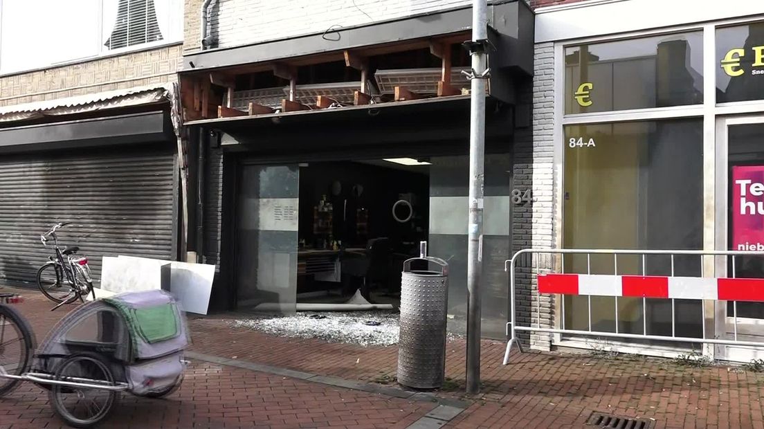 De kapperszaak aan de Langestraat na de explosies