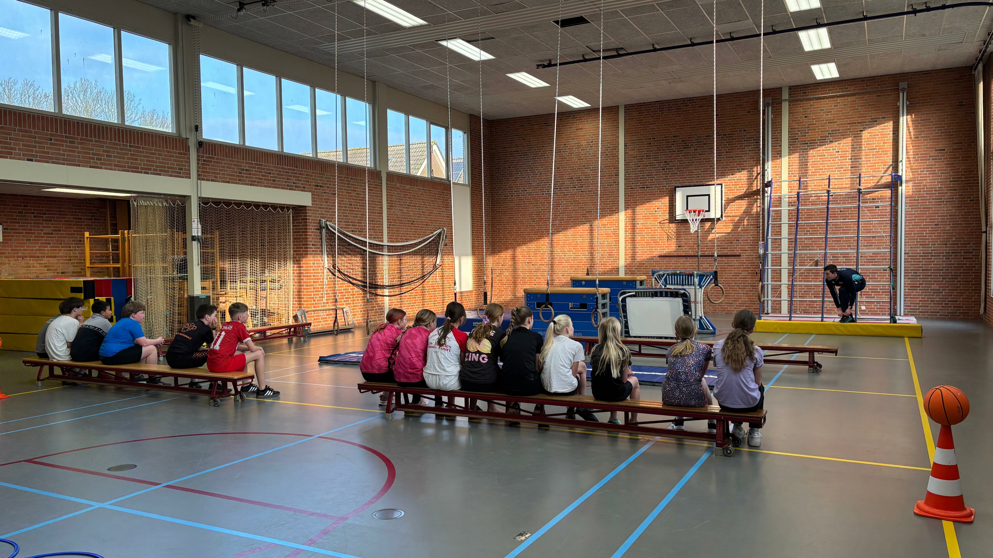 Skoalbern krije gymnastykles yn de gymseal yn Hylpen