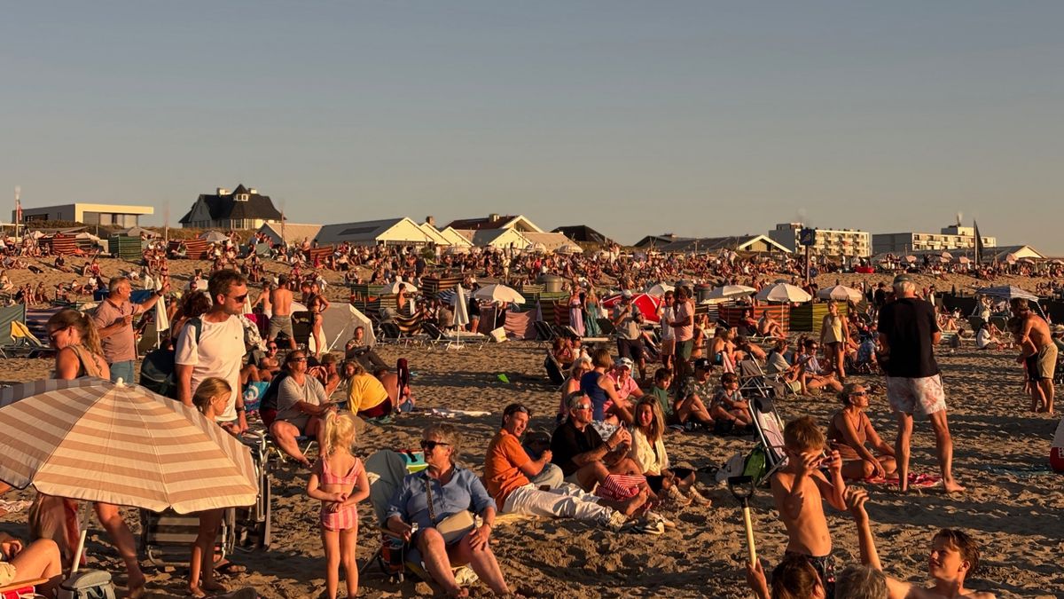 Zonsverduistering | Drukte op stranden en bij meren - Parkeerplaatsen vol en files naar de kust