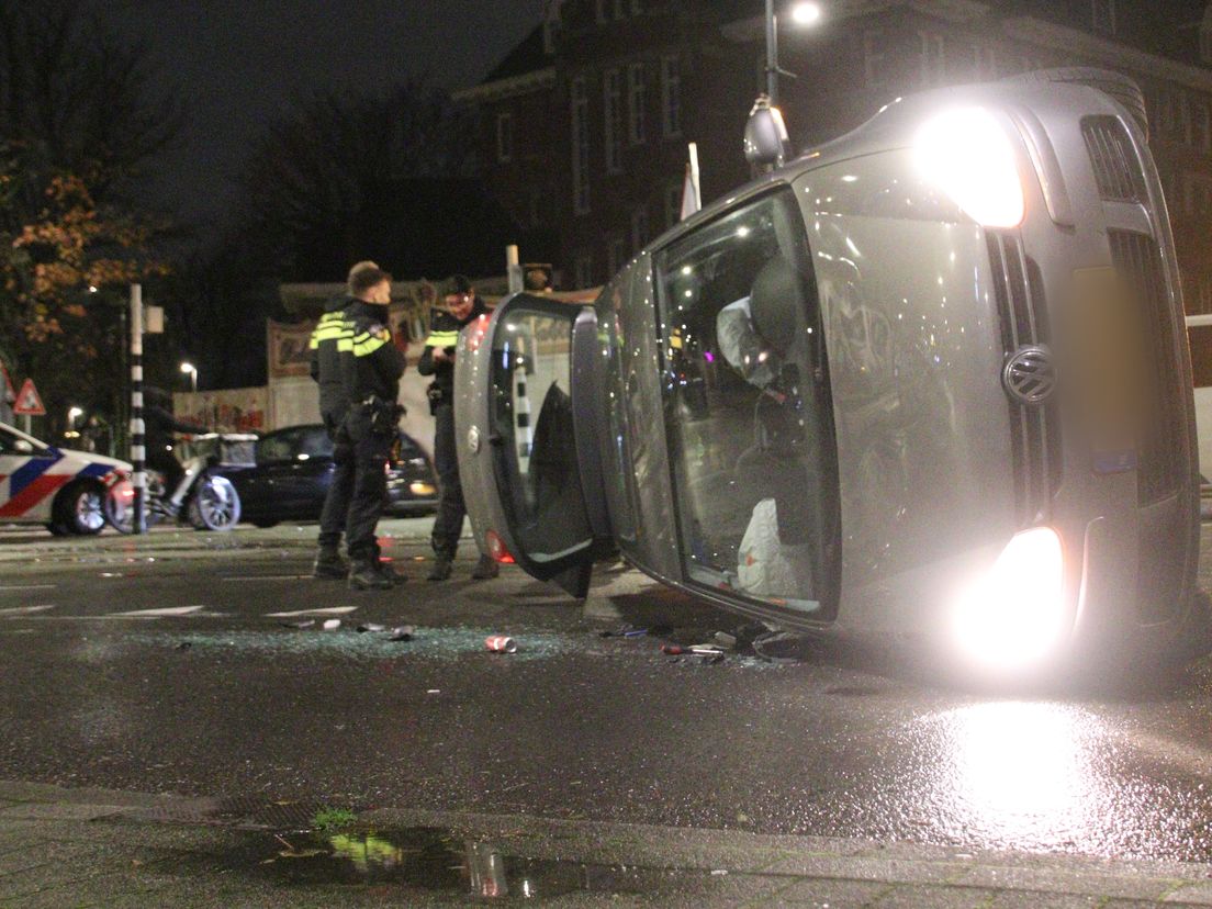 Auto belandt op zijkant in Rotterdam