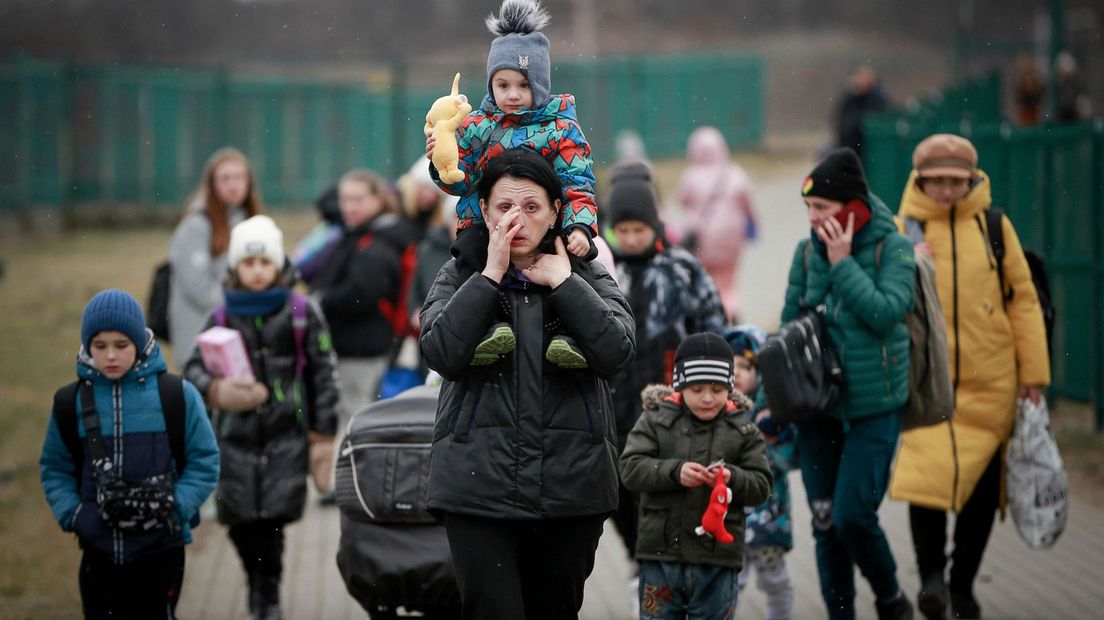 Oekraïnse vluchtelingen komen aan bij de Poolse grens