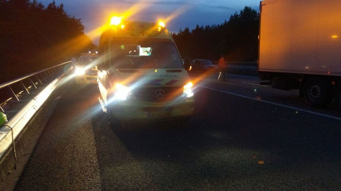 Bij een ongeluk op de A1 van Apeldoorn naar Hengelo zijn woensdagavond vier gewonden gevallen. Dat meldt de politie. Na de botsing lagen her en der brokstukken op de weg. De weg was tot na middernacht dicht en verkeer werd omgeleid.