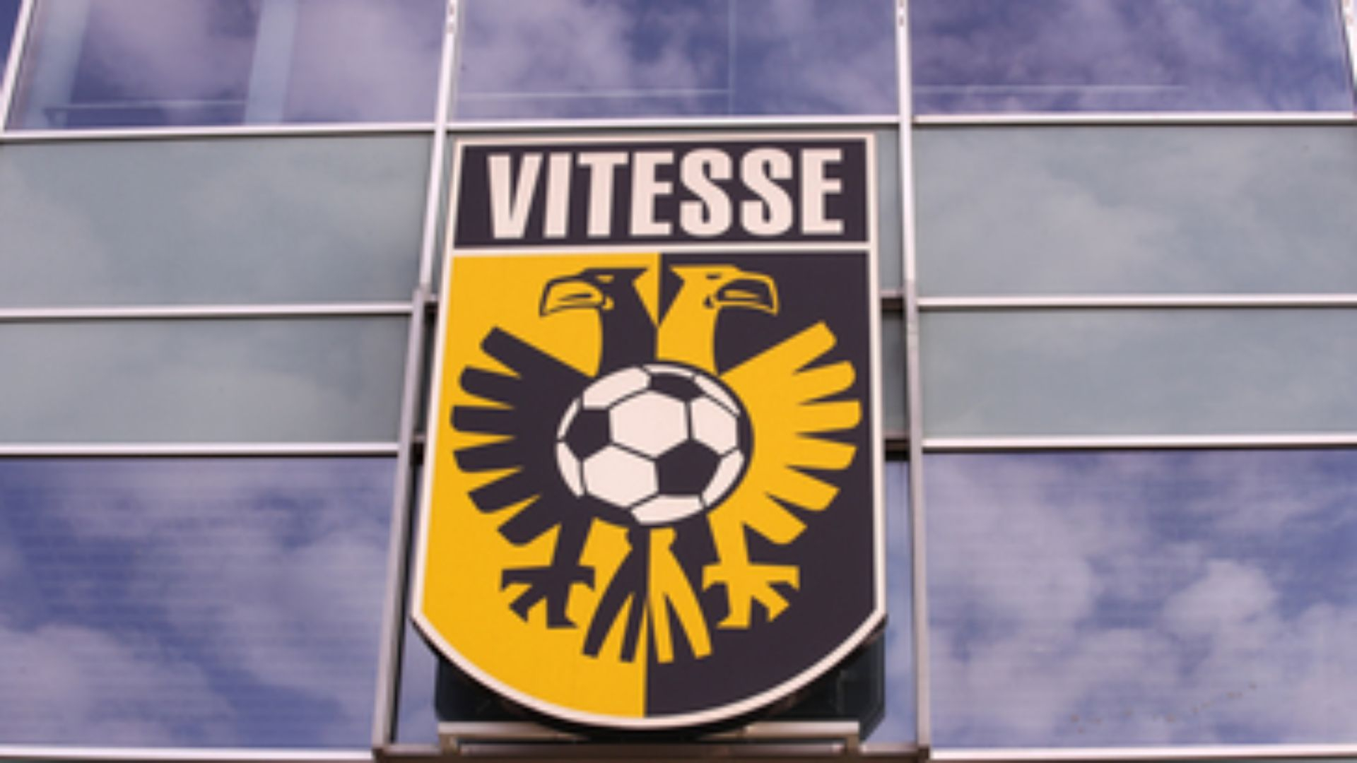 Het moddergooien via de media gaat onverminderd door in de soap Vitesse