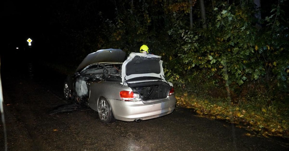 Auto vliegt al rijdend in brand in Brunssum