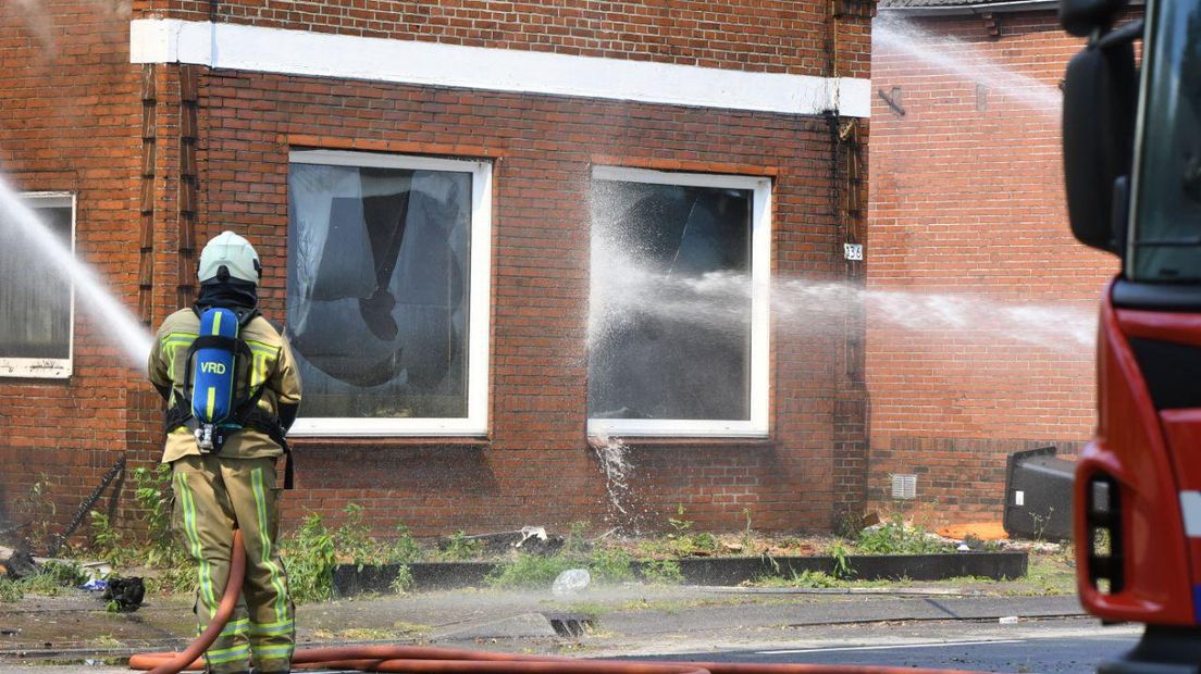In de woning woedde een grote brand (Rechten: De Vries Media)