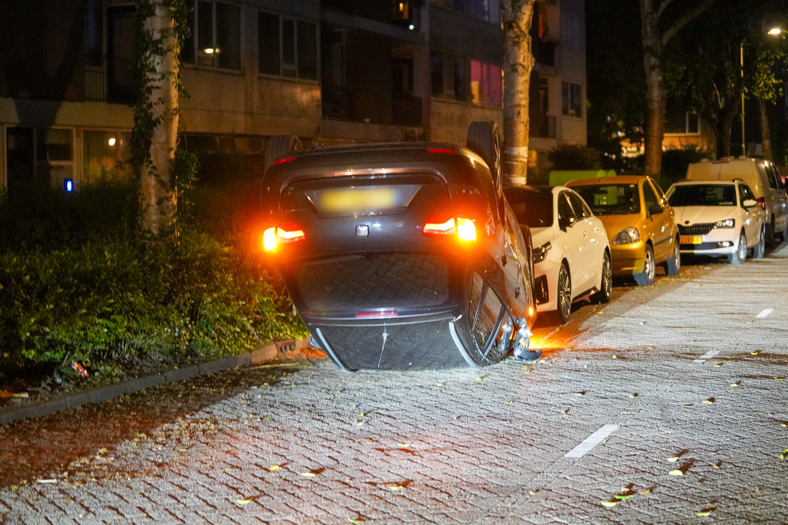 De auto kwam op z'n kop op de weg terecht.