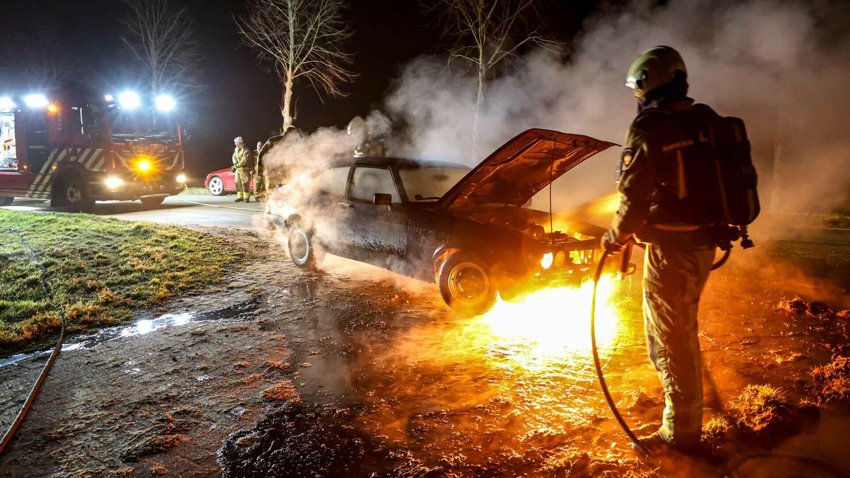 Auto uit 1981 zwaar beschadigd door brand in Klazienaveen