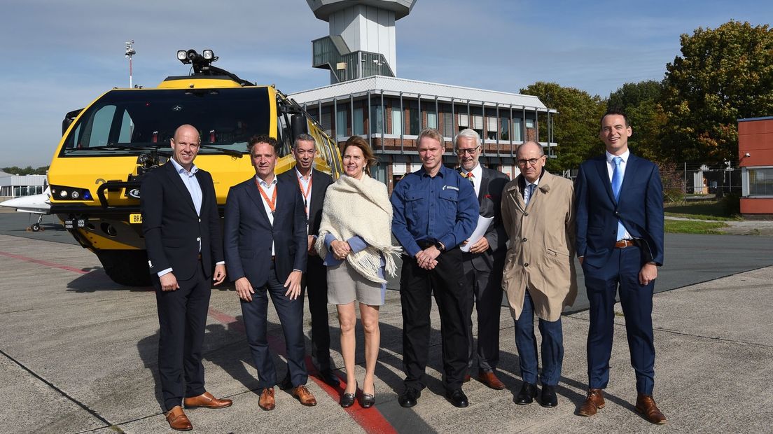 Minister Van Nieuwenhuizen (centraal) op Eelde