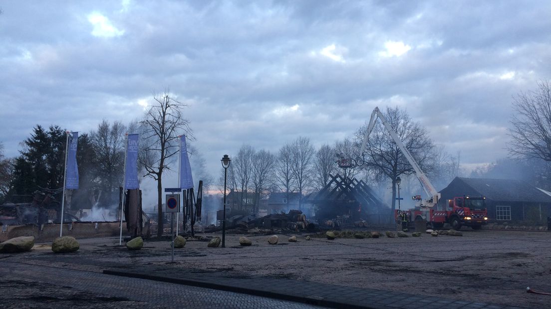 De panden van de voormalige distilleerderij zijn in vlammen opgegaan (Rechten: Jeroen Kelderman/RTV Drenthe)