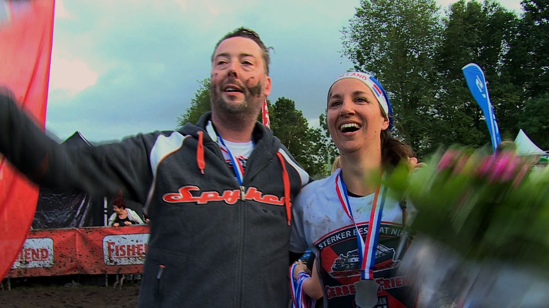Gerben Saalmink en zijn vrouw Wendy, na het voltooien van de laatste 21 meter