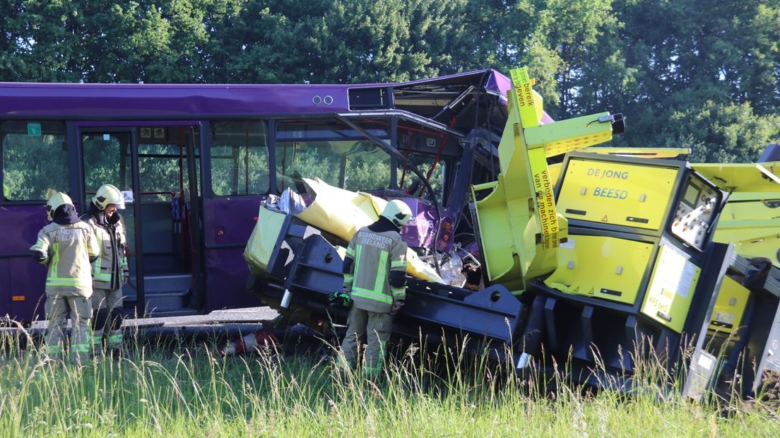 A58 urenlang dicht na ongeluk met bus (video)