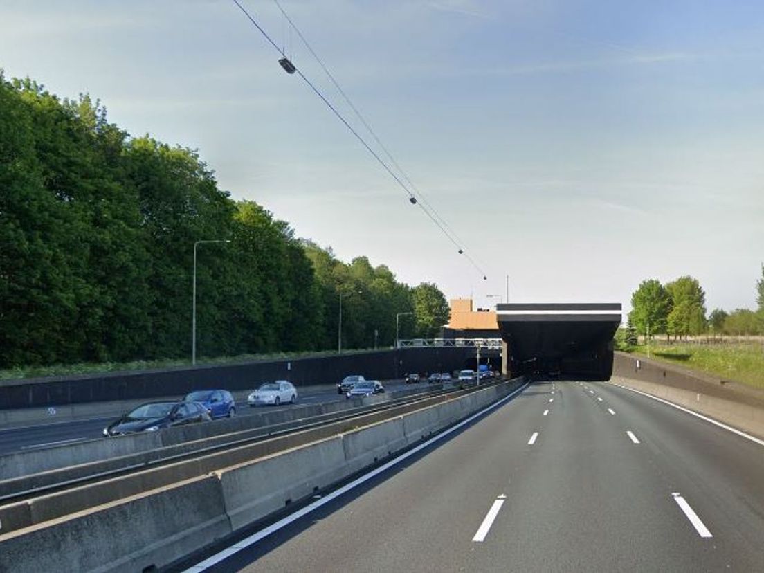 De Heinenoordtunnel richting Rotterdam is nog dicht tot maandagochtend.
