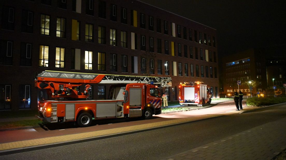 De brandweer bij het Westerdok in Almelo