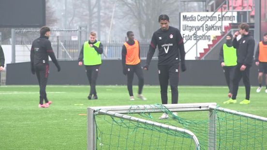 FC Emmen met Eduardo op de bank tegen Helmond Sport