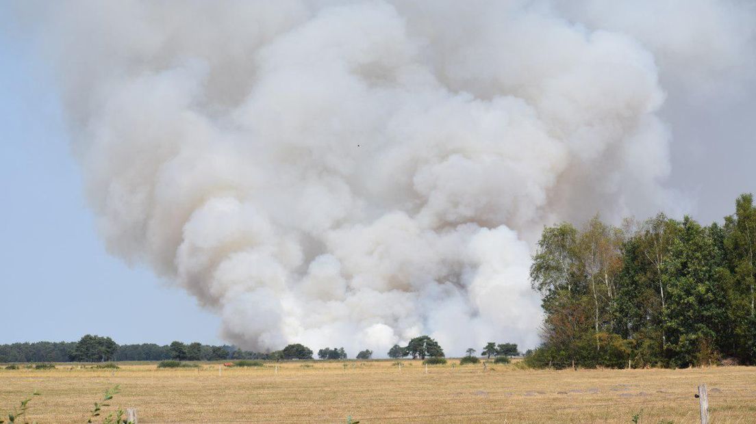 Er woedde een zeer grote heidebrand bij Wateren (Rechten: Van Oost Media)
