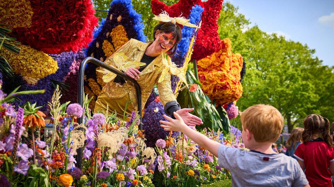 Bloemenwagens rijden door Lisse tijdens het traditionele bloemencorso