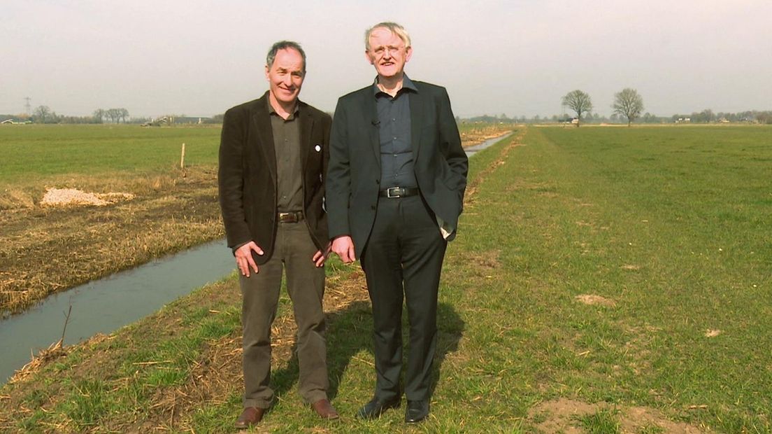 Hans de Jong en Jan Visscher strijden om het waterpeil