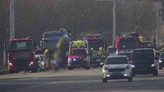 Dik uur vertraging door ongeval op A15. Dik uur vertraging door ongeval op A15.