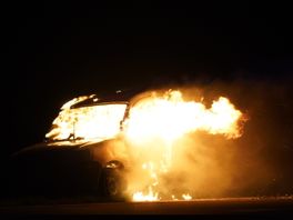 Auto vliegt onderweg in brand op N34