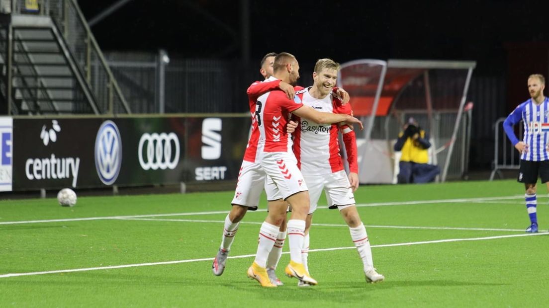 De Leeuw was weer het goudhaantje. Hij viert zijn tweede goal van de avond met Granecny en Bernadou (Rechten: Chris Kunst Fotografie)