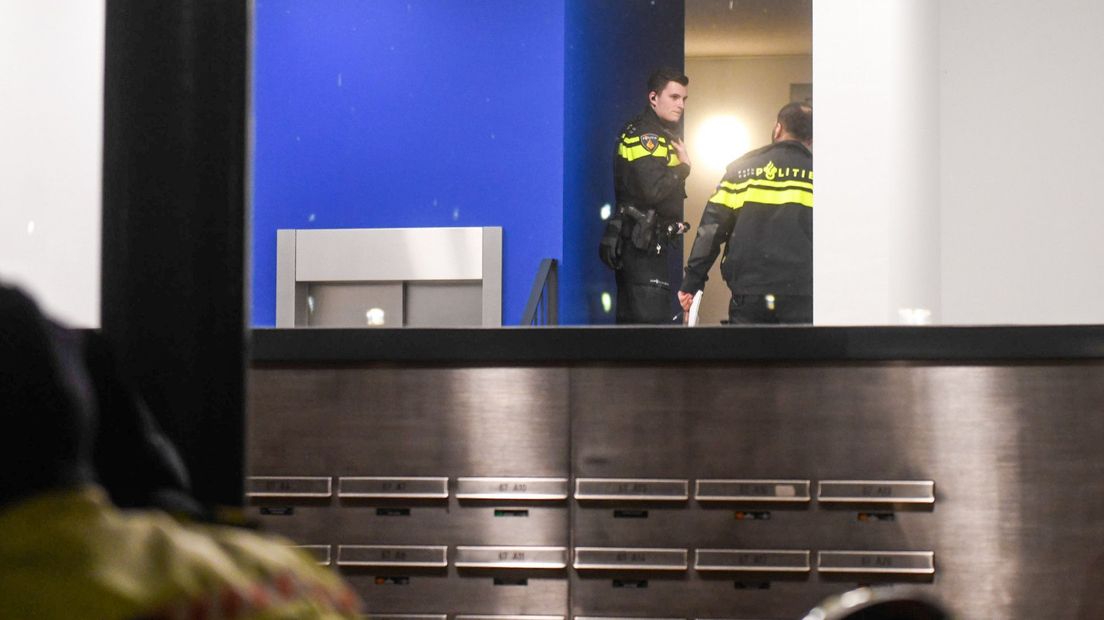 Politie in het gebouw aan de Koninginneweg in Bodegraven
