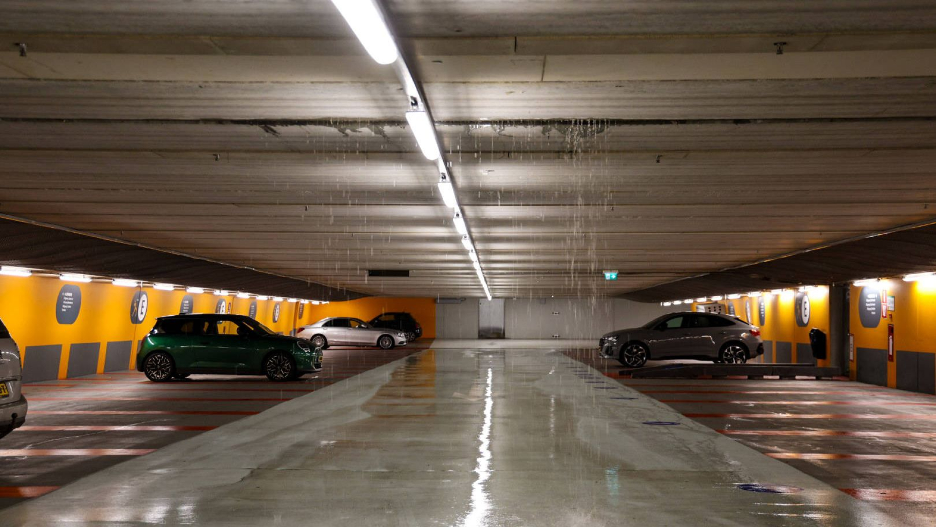 Sprinkler veroorzaakt waterballet in parkeergarage