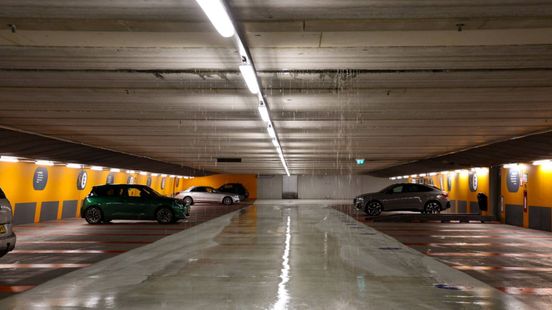 Sprinkler veroorzaakt waterballet in parkeergarage