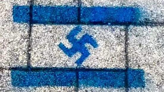 Bekladdingen met hakenkruizen in Israëlische vlag, gemeente doet aangifte