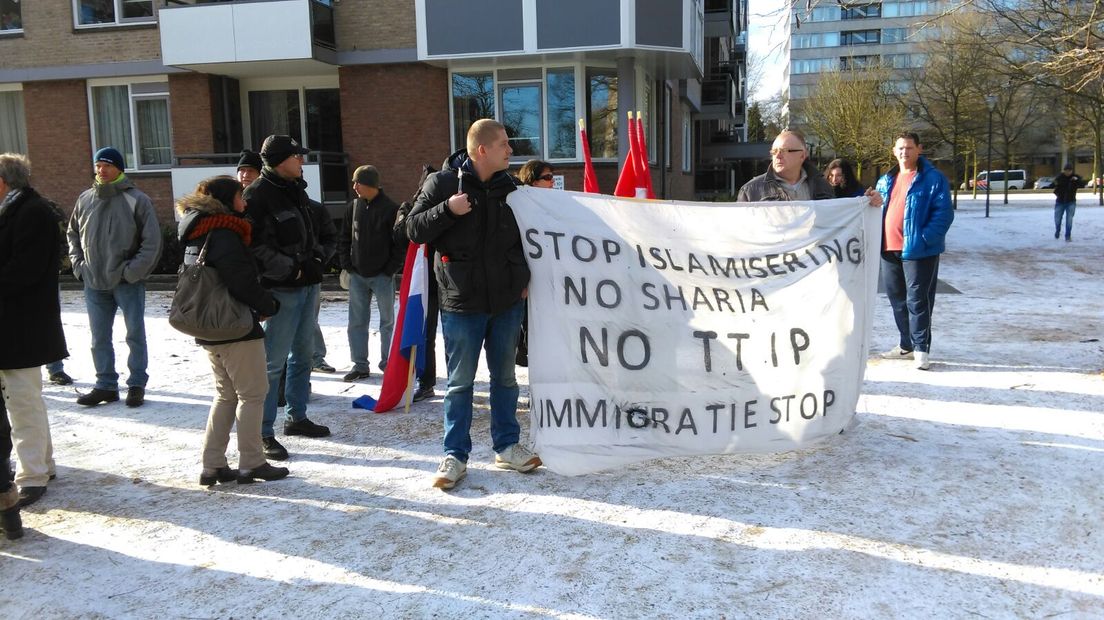 Bij de protestactie van anti-islambeweging Pegida in Apeldoorn zijn zondagmiddag vier aanhoudingen verricht. Dat meldt de politie.