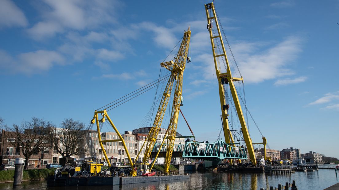 Stationsbrug Middelburg werd vanochtend op z'n plek gehesen.