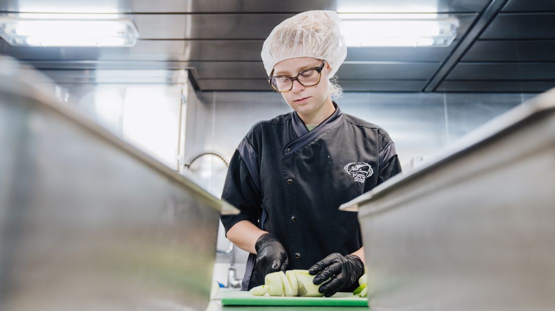 Marit 'in actie' als keukenmedewerker