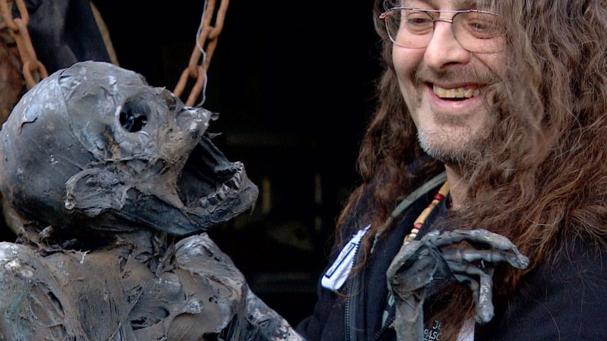 Enge schedels, ontbindende lijken en lugubere mummies, Ritthemse kunstenaar leeft zich uit