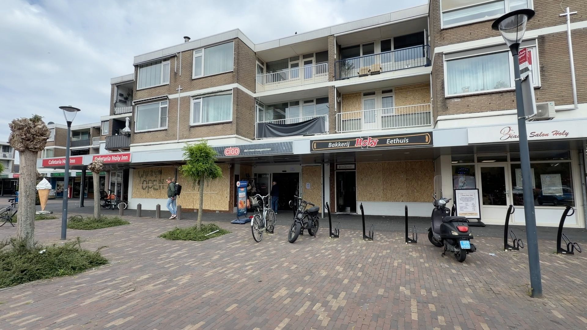 Door de plofkraak van afgelopen weekend hebben meerdere ondernemers schade.