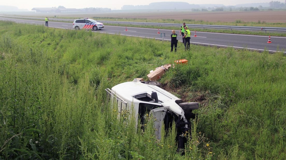 Bestelbus in sloot naast N61 bij Boervliet, de bijrijder raakt gewond