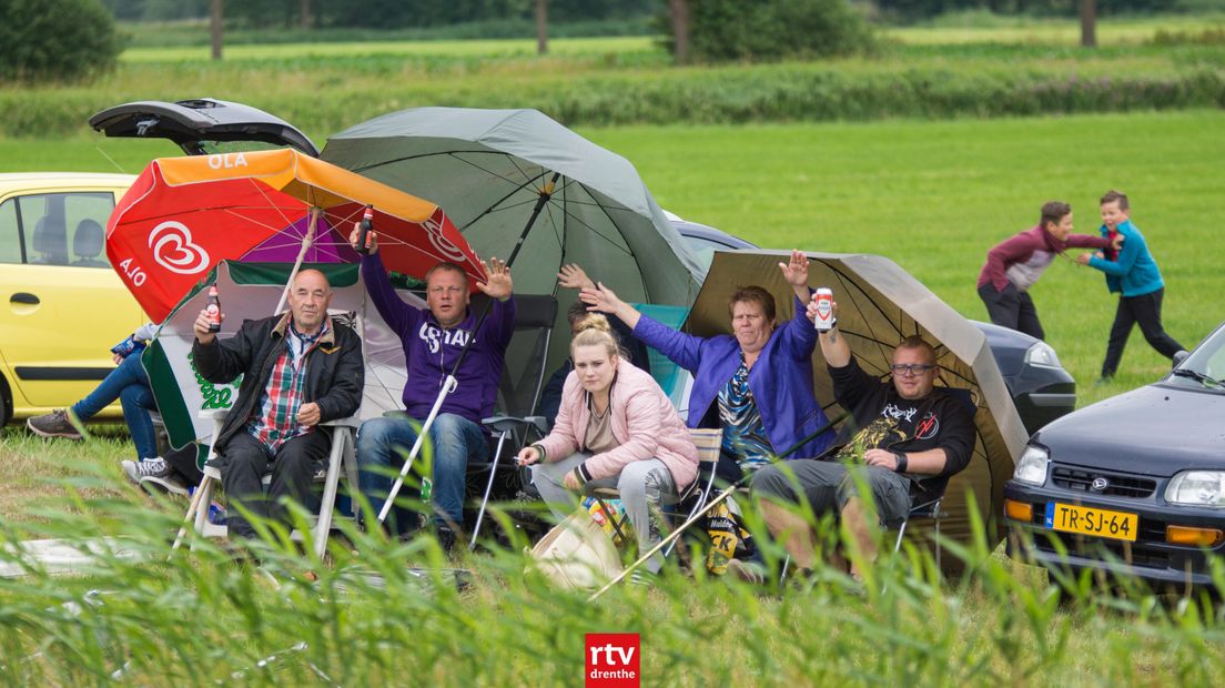 De regen trotseren om motoren te zien (Rechten: Kim Stellingwerf)