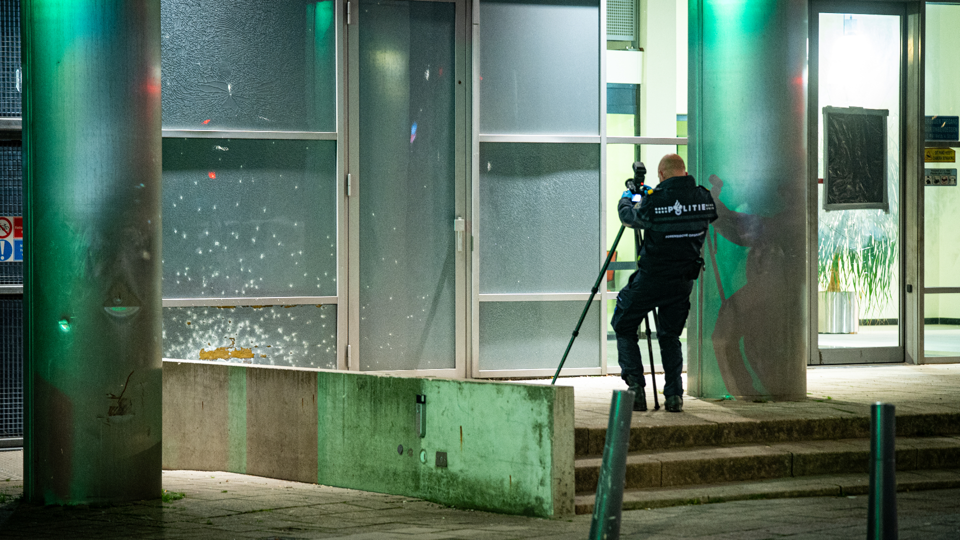 Deeltjes van het explosief zijn ook in de pilaren van het gebouw gekomen.