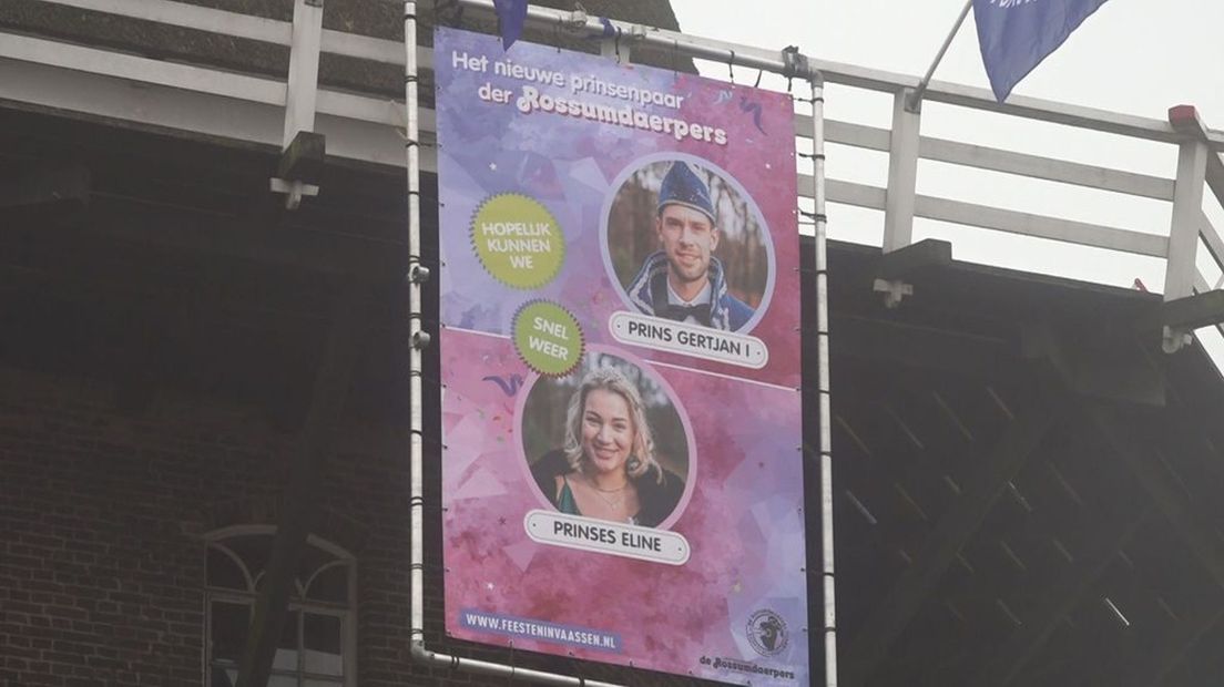 De banner aan de Daams molen in Vaassen met het nieuwe prinsenpaar van De Rossumdaerpers.