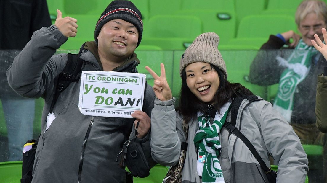 Japanse fans op de tribune voor Ritsu Doan
