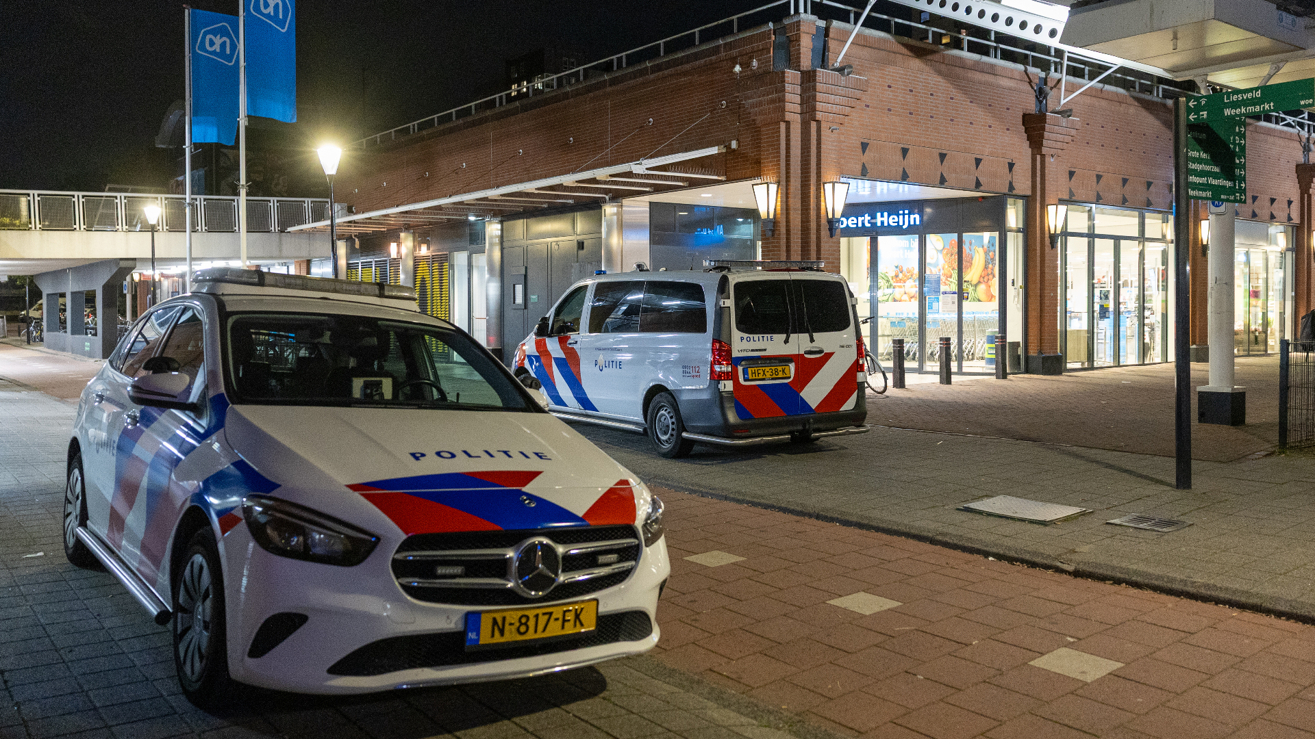 De verdachte is uiteindelijk zonder buit gevlucht uit de supermarkt op het Veerplein.