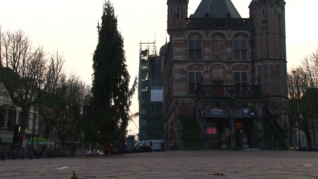 De kerstboom links naast De Waag op de Deventer Brink